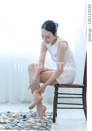 脚のマッサージをする女性 136123030