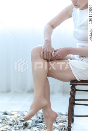 脚のマッサージをする女性 136123064
