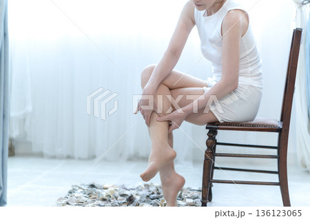 脚のマッサージをする女性 136123065