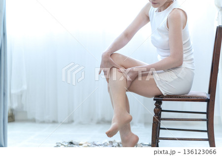 脚のマッサージをする女性 136123066