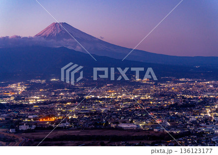 (静岡県)明かりが灯った三島市の街並みと富士山 (静岡県)明かりが灯った三島市の街並みと富士山 136123177