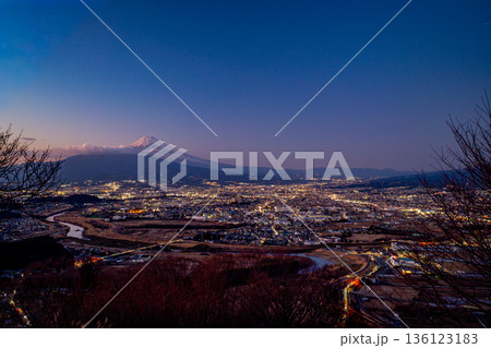 (静岡県)明かりが灯った三島市の街並みと富士山 (静岡県)明かりが灯った三島市の街並みと富士山 136123183