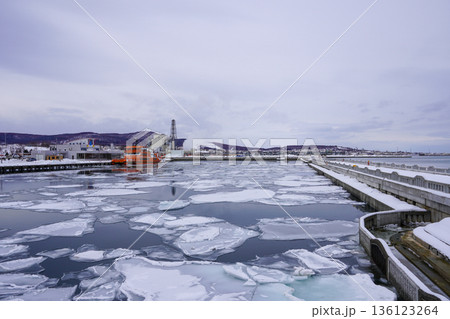 薄い流氷とガリンコ号3・紋別 136123264