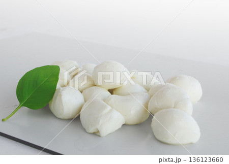 モッツァレラチーズ チーズ ミニモッツァレラ 乳製品 バジル 136123660