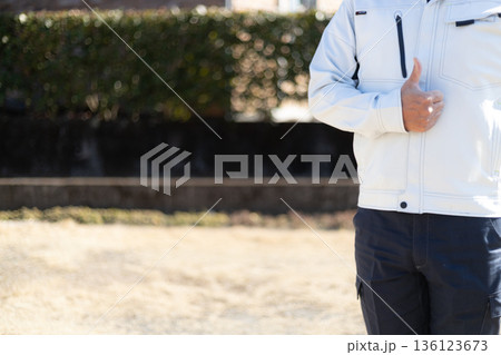 作業着を着た男性が親指を立てていいねをしている サムズアップして同意を表している男性 作業着を着た男性が親指を立てていいねをしている サムズアップして同意を表している男性 136123673