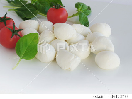 トマトとモッツァレラチーズ バジル ミニサイズ トマトとモッツァレラチーズ バジル ミニサイズ 136123778