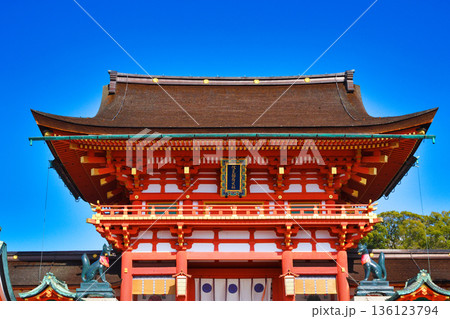 京都 伏見稲荷大社　美しい朱色の楼門　(京都府京都市伏見区) 136123794