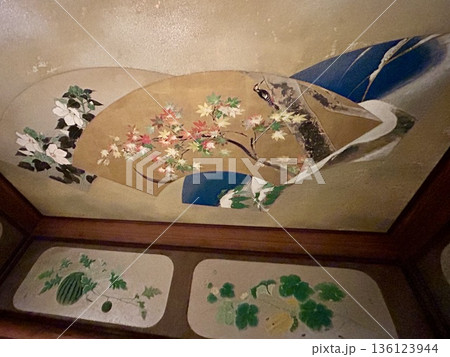ホテル雅叙園東京「百段階段」 扇面に描かれた紅葉と鳥の日本画・伝統的な天井装飾 136123944