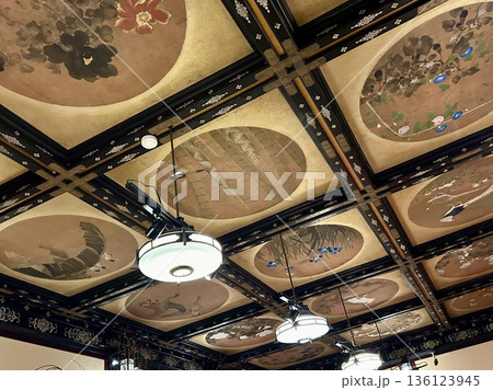 ホテル雅叙園東京「百段階段」十畝の間 螺鈿細工の格子と前田十畝による華やかな天井画 136123945