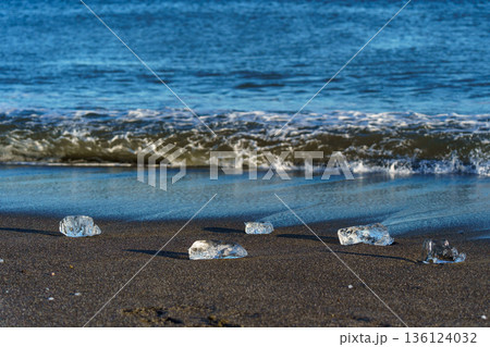 大津海岸に打ち上がるジュエリーアイス 北海道十勝川河口　自然風景 136124032
