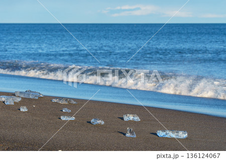 大津海岸に打ち上がるジュエリーアイス 北海道十勝川河口 自然風景 大津海岸に打ち上がるジュエリーアイス 北海道十勝川河口 自然風景 136124067