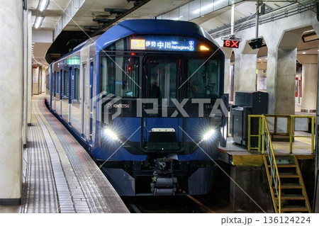 近鉄名古屋駅に停車中の近鉄1A系電車 136124224