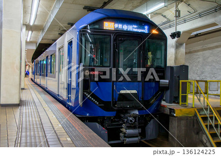 近鉄名古屋駅に停車中の近鉄1A系電車 136124225