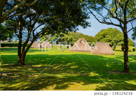 橋牟礼川遺跡の竪穴式住居の風景(指宿市) 橋牟礼川遺跡の竪穴式住居の風景(指宿市) 136124238