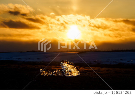 夕日に照らされるジュエリーアイス 大津海岸の幻想的な海景色 136124262