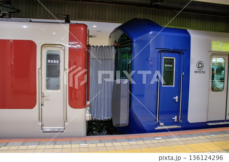 近鉄名古屋駅に停車中の近鉄1A系電車 136124296