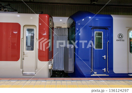 近鉄名古屋駅に停車中の近鉄1A系電車 136124297