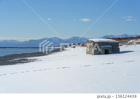 雪に覆われた旭浜のトーチカ 北海道大樹町の沿岸防御遺構 雪に覆われた旭浜のトーチカ 北海道大樹町の沿岸防御遺構 136124439