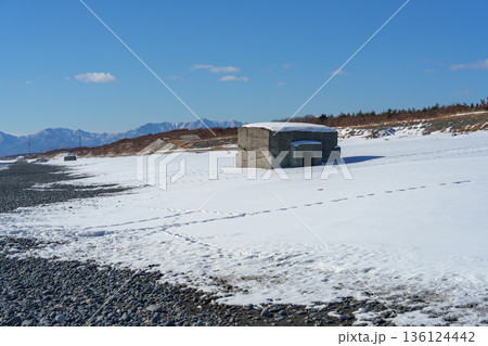 雪に覆われた旭浜のトーチカ 北海道大樹町の沿岸防御遺構 136124442
