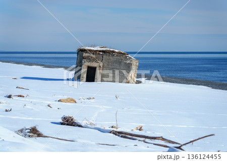 雪に覆われた旭浜のトーチカ 北海道大樹町の沿岸防御遺構 136124455