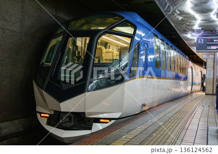 近鉄名古屋駅に停車中の近鉄50000系観光特急しまかぜ 近鉄名古屋駅に停車中の近鉄50000系観光特急しまかぜ 136124562