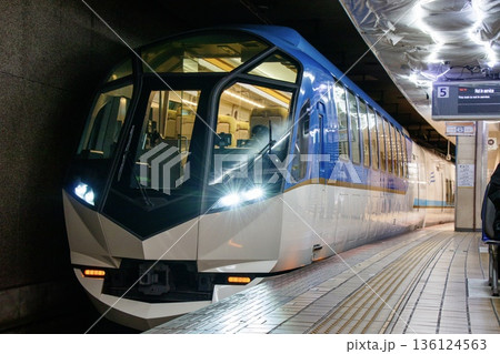 近鉄名古屋駅に停車中の近鉄50000系観光特急しまかぜ 近鉄名古屋駅に停車中の近鉄50000系観光特急しまかぜ 136124563