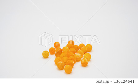 クラッククォーツのビーズ マクロ 白背景 クラッククォーツのビーズ マクロ 白背景 136124641