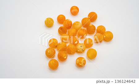 クラッククォーツのビーズ マクロ 白背景 クラッククォーツのビーズ マクロ 白背景 136124642