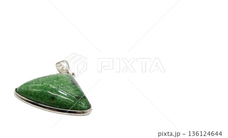 ゾイサイトの天然石ペンダント 白背景 マクロ撮影 136124644