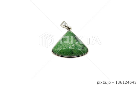 ゾイサイトの天然石ペンダント 白背景 マクロ撮影 ゾイサイトの天然石ペンダント 白背景 マクロ撮影 136124645