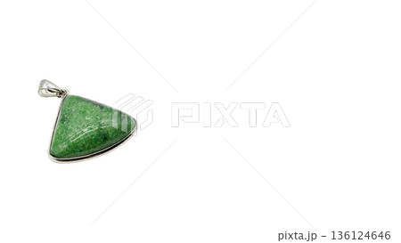 ゾイサイトの天然石ペンダント 白背景 マクロ撮影 136124646
