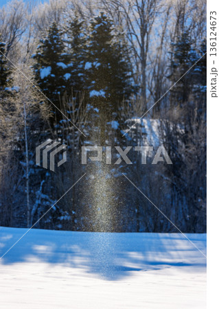 雪原に現れたサンピラーとダイヤモンドダスト 北海道南富良野の自然現象 136124673
