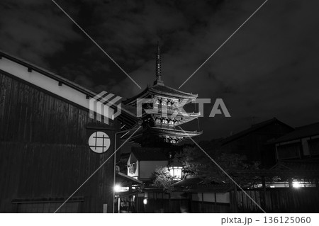 夜に浮かび上がる五重塔と古都の町並み 136125060
