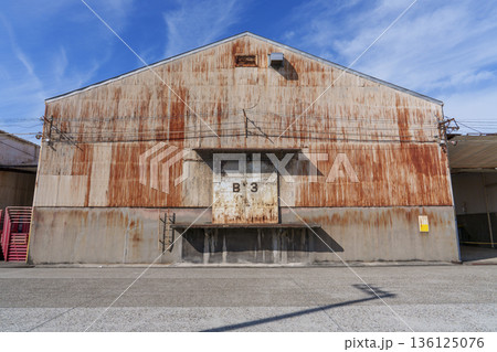 錆びた外壁が印象的な古い工場倉庫の正面外観 136125076