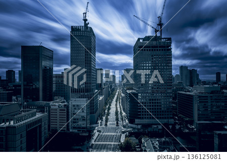 建設クレーンが立つ再開発都市と流れる雲の俯瞰風景 136125081