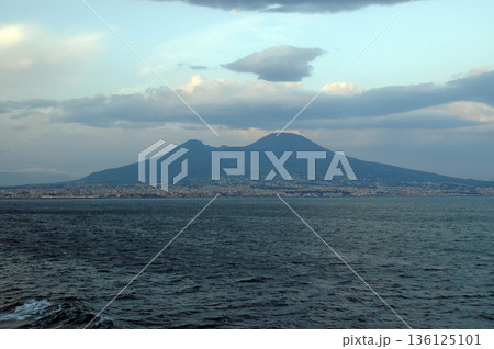 images of the volcano vesuvius facing the sea images of the volcano vesuvius facing the sea 136125101