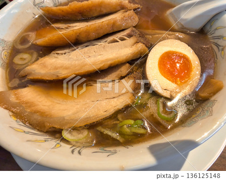 湯気がたつ熱々の美味しそうなチャーシュー麺 湯気がたつ熱々の美味しそうなチャーシュー麺 136125148