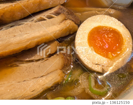 湯気がたつ熱々の美味しそうなチャーシュー麺 湯気がたつ熱々の美味しそうなチャーシュー麺 136125150