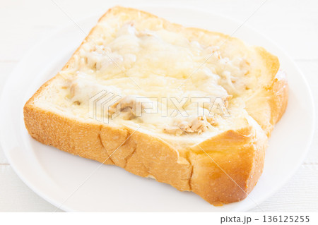 おいしい厚切り食パンのツナチーズトーストのモーニング おいしい厚切り食パンのツナチーズトーストのモーニング 136125255