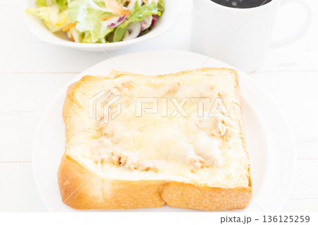 おいしい厚切り食パンのツナチーズトーストと野菜サラダとコーヒーのモーニング 136125259