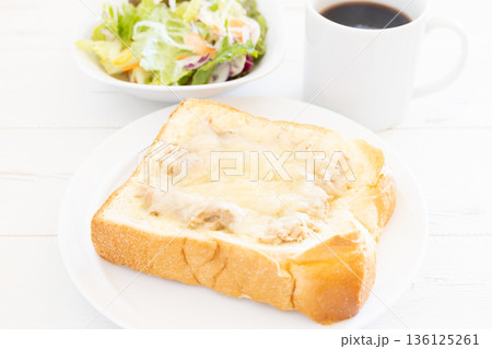 おいしい厚切り食パンのツナチーズトーストと野菜サラダとコーヒーのモーニング おいしい厚切り食パンのツナチーズトーストと野菜サラダとコーヒーのモーニング 136125261
