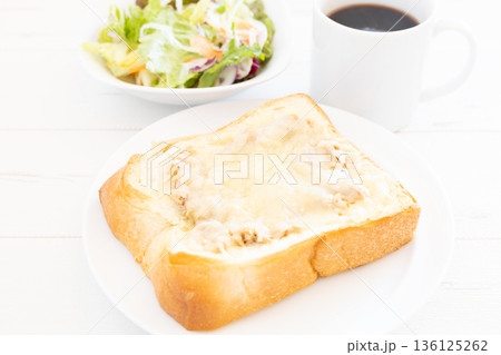おいしい厚切り食パンのツナチーズトーストと野菜サラダとコーヒーのモーニング 136125262
