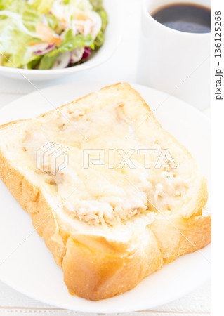 おいしい厚切り食パンのツナチーズトーストと野菜サラダとコーヒーのモーニング 136125268