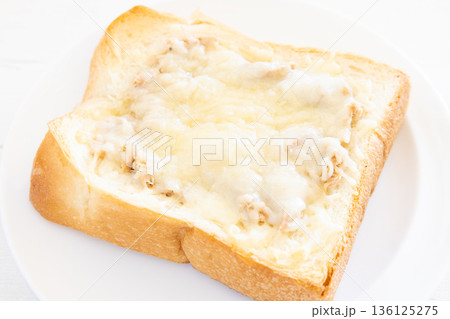 おいしい厚切り食パンのツナチーズトーストのモーニング 136125275