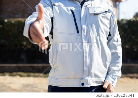 握手を求めてきている男性の素材写真 握手を求めてきている男性の素材写真 136125341