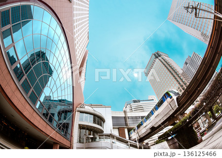 東京都　天王洲アイルの都市風景　シーフォートスクエアと東京モノレール 136125466
