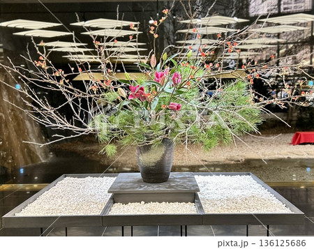 ホテル雅叙園東京 ロビーに飾られた松と百合の正月飾り 新春を祝う豪華な生け花 ホテル雅叙園東京 ロビーに飾られた松と百合の正月飾り 新春を祝う豪華な生け花 136125686