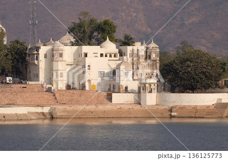 Temples, buildings and ghats at the holy Pushkar Lake, Pushkar Sarovara, Hindu pilgrimage site, Rajasthan, India 136125773