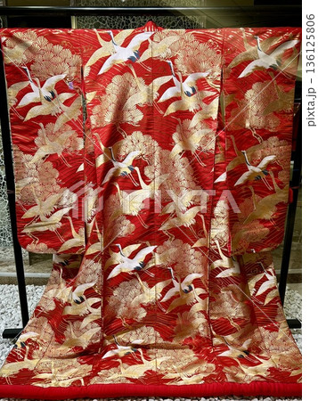 ホテル雅叙園東京 ロビーに展示された飛鶴と松の刺繍が豪華な赤い色打掛 ホテル雅叙園東京 ロビーに展示された飛鶴と松の刺繍が豪華な赤い色打掛 136125806