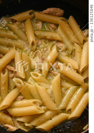 ペンネのジェノベーゼソースパスタ ペンネのジェノベーゼソースパスタ 136125846